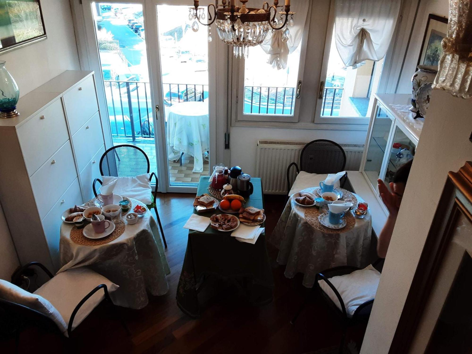 Bed and Breakfast Tosca House 2 Варенна Экстерьер фото