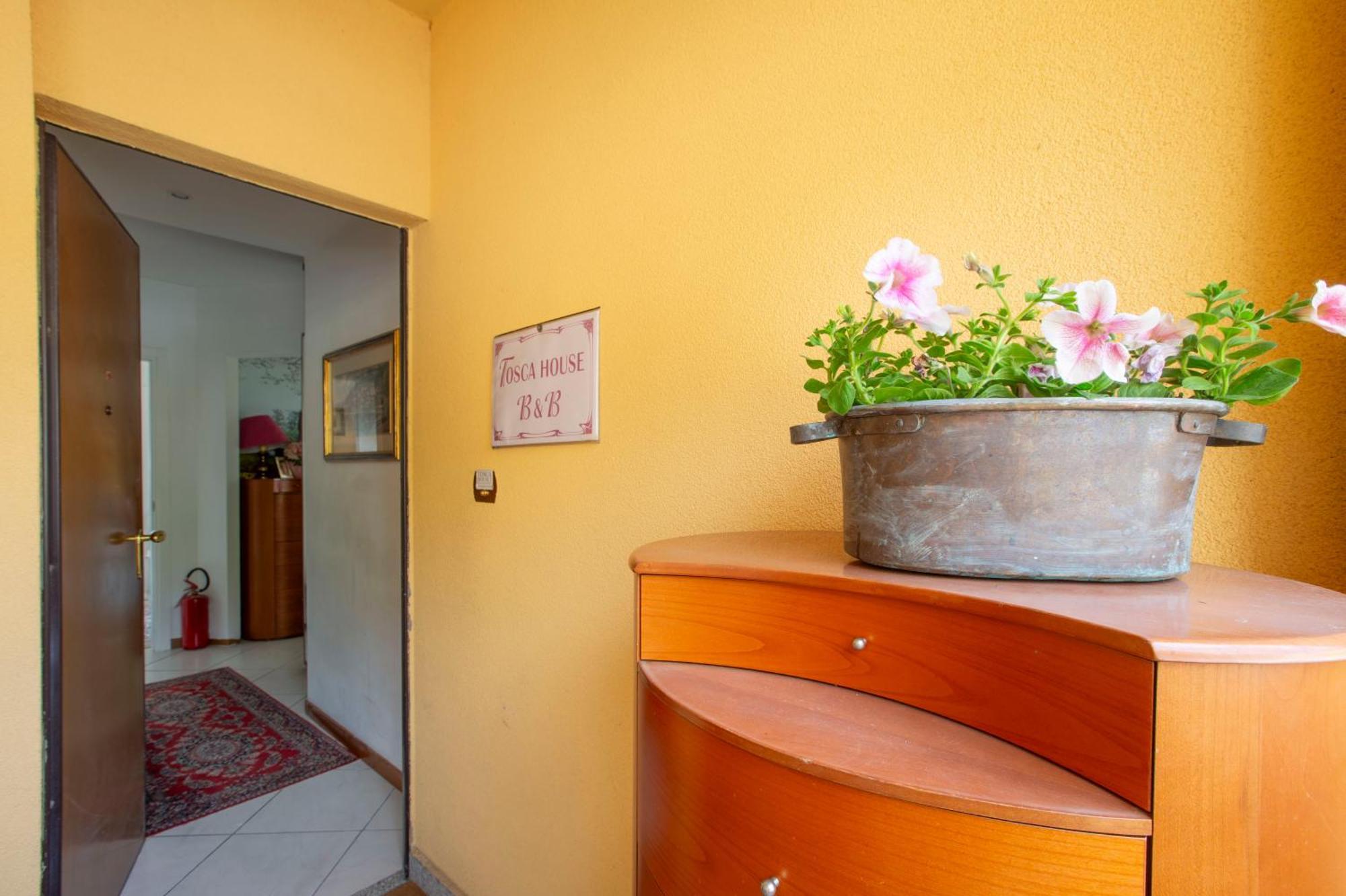 Bed and Breakfast Tosca House 2 Варенна Экстерьер фото